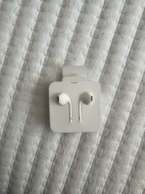 Apple EarPods with Lightning Connector — White Wired Headphones Genuine